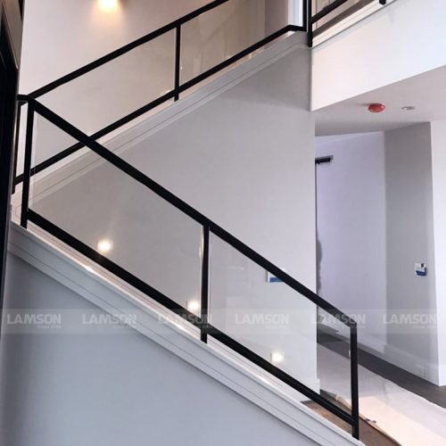 Mẫu lan can cầu thang chất liệu kính cường lực