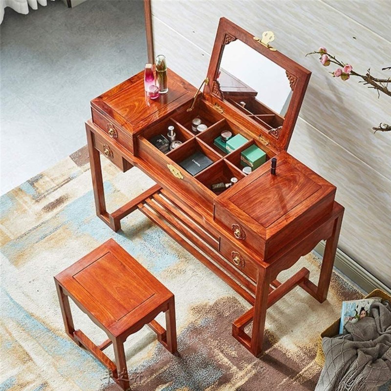 Được thiết kế với nhiều ngăn kéo và khoang chứa đồ