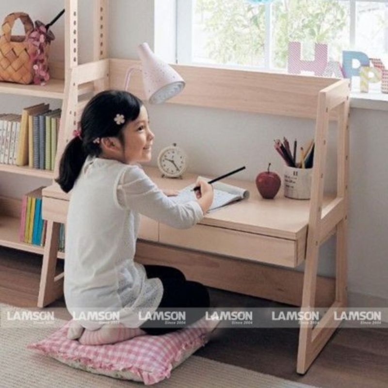 Mặt bàn rộng rãi với kích thước vừa phải