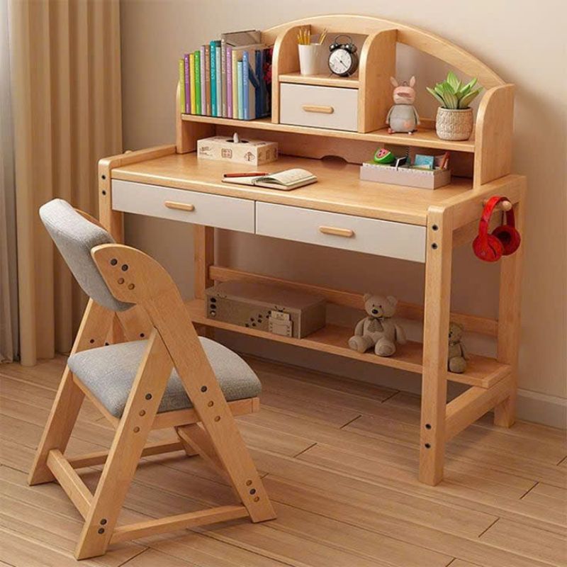 Chiếc bàn không chỉ phục vụ việc học mà còn là nơi bé phát triển tư duy sáng tạo thông qua các hoạt động như vẽ tranh