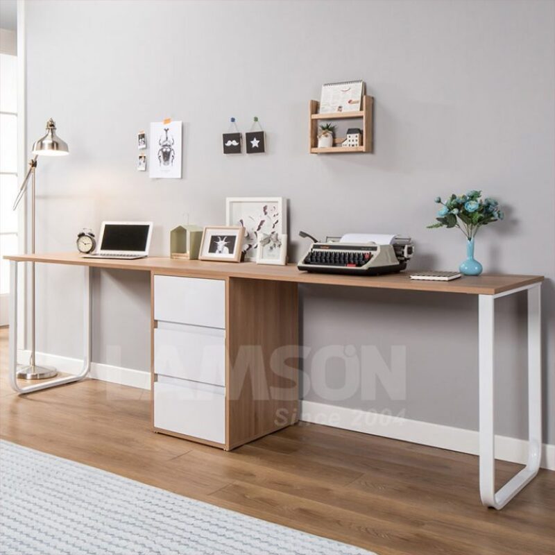 Học sinh cấp 3 nên ưu tiên mẫu bàn rộng, thoáng và có hộc tủ ngăn cách ở giữa