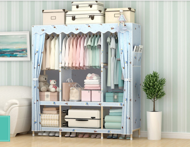 Tủ quần áo vải màu xanh với phần kính trong suốt tiện lợi khi cần tìm, lấy đồ đạc