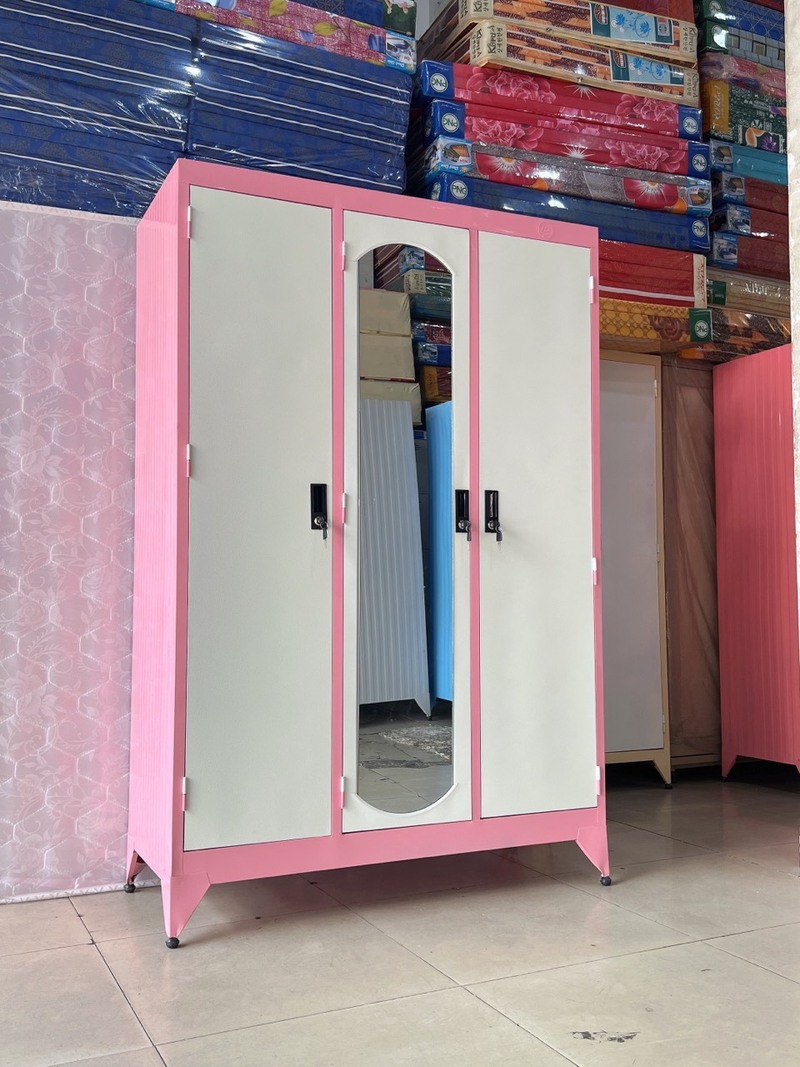 Mẫu tủ gỗ màu hồng được nhiều khách hàng lựa chọn