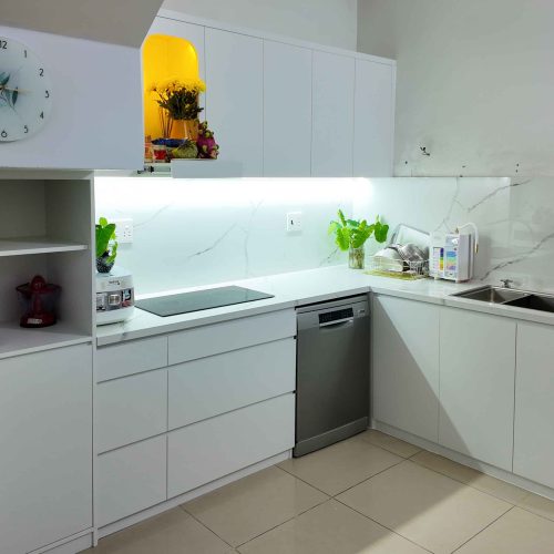 Thi công tủ bếp lõi nhựa phủ Laminate